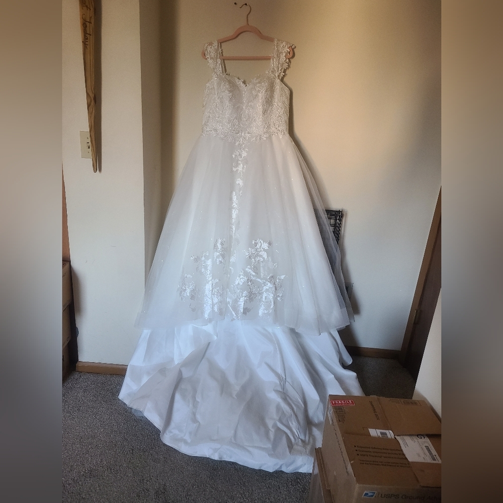 Classic White Lace A-Line Wedding Dress with Floral Detail - Picture 10 of 10